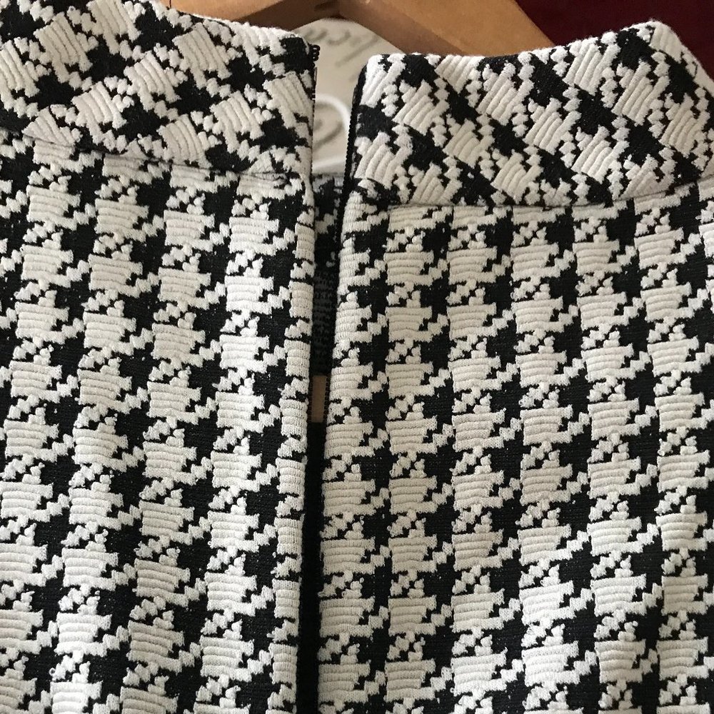 Minimalist Blk/Wht Dress - Picture 3 of 6